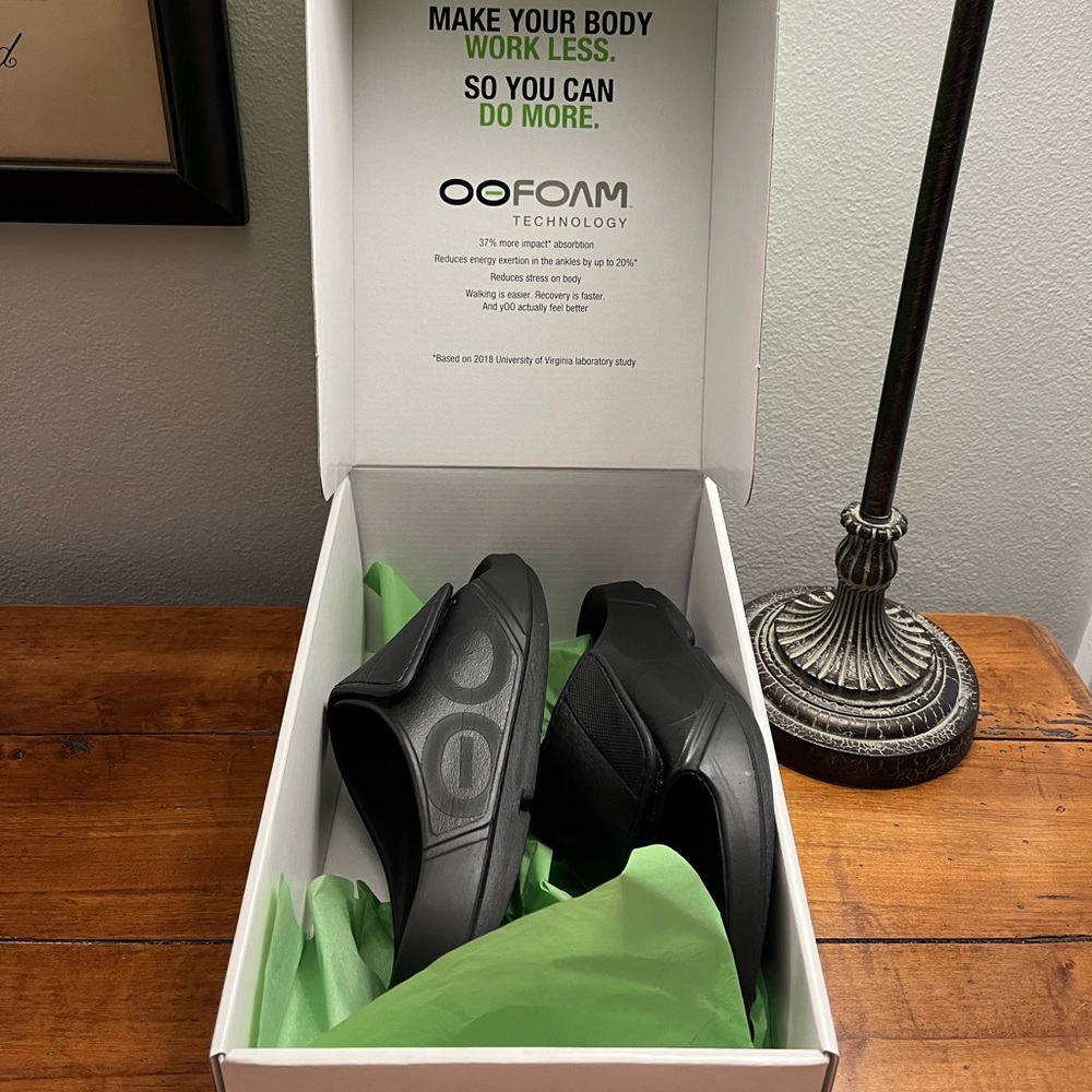 OOFOS OOahh Sport Flex Slide Sandals Men’s 6 Women’s 8. Super new!